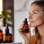 67814a0789a87287705a0b30 soins microbiote cutan femme appliquant crme